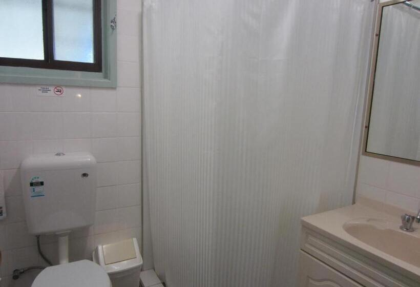 חדר משפחתי, Lake Forbes Motel