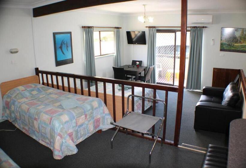Семейный Номер, Lake Forbes Motel