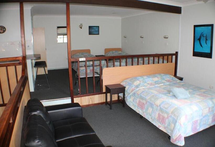 חדר משפחתי, Lake Forbes Motel