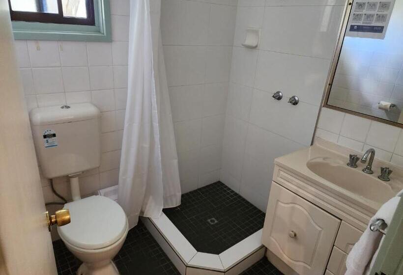 חדר משפחתי, Lake Forbes Motel