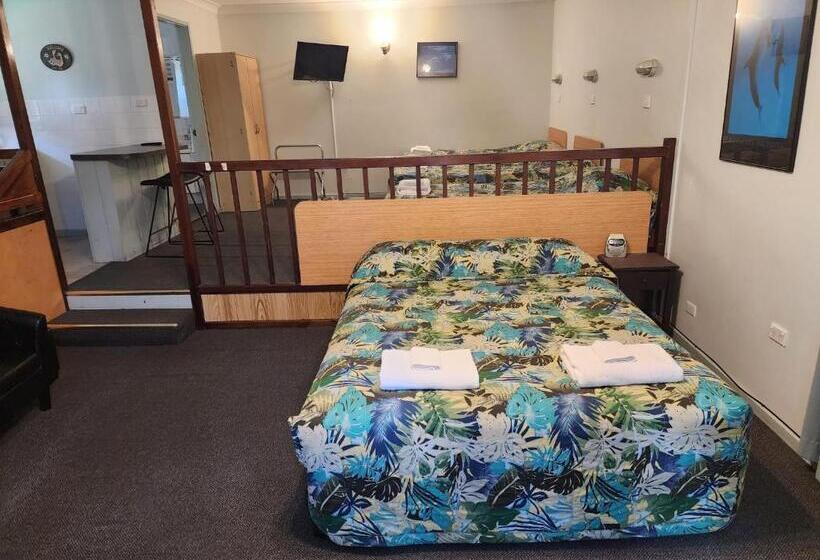 חדר משפחתי, Lake Forbes Motel