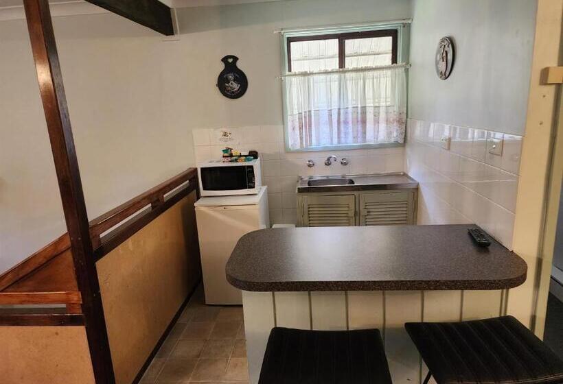 Семейный Номер, Lake Forbes Motel