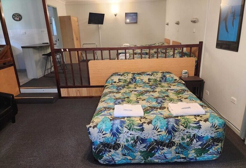 חדר משפחתי, Lake Forbes Motel