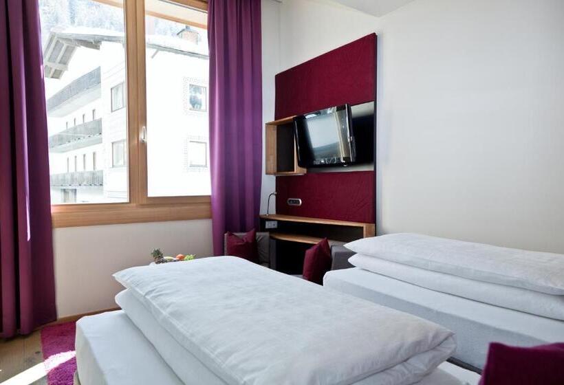 חדר משפחתי, Anthony S Life&style