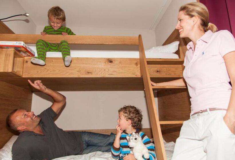 חדר משפחתי, Anthony S Life&style