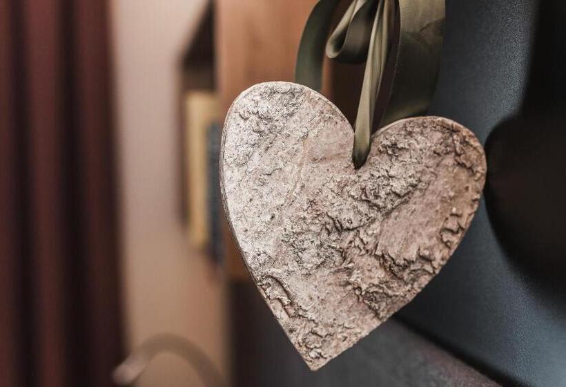 חדר משפחתי, Anthony S Life&style