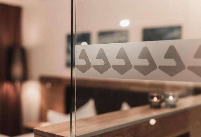 סוויטת ג'וניור, Anthony S Life&style