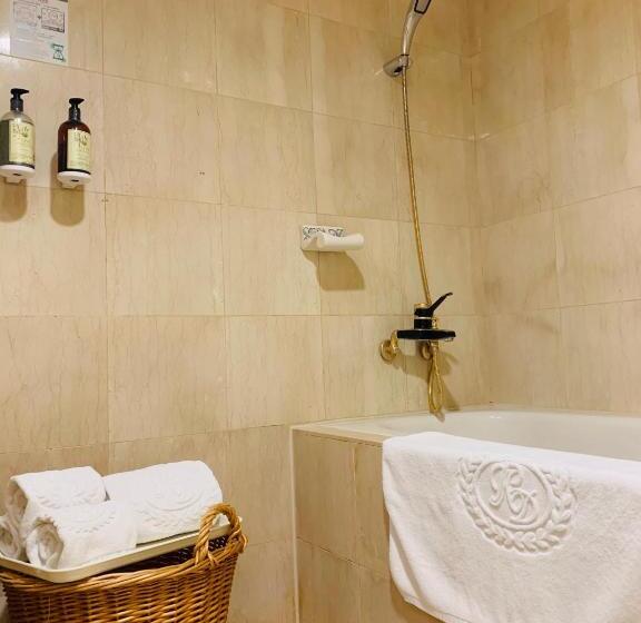 اتاق استاندارد سه نفره, Kingdom