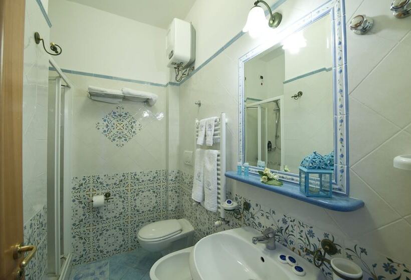 غرفة قياسية مزوَّدة بشُرفة إطلالة جانبية علي البحر, La Conchiglia