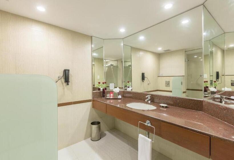 חדר אקזקיוטיב, Naveen Lakeside