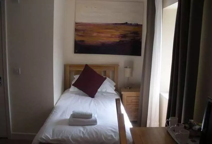 اتاق استاندارد چهار تخته, The Corner House