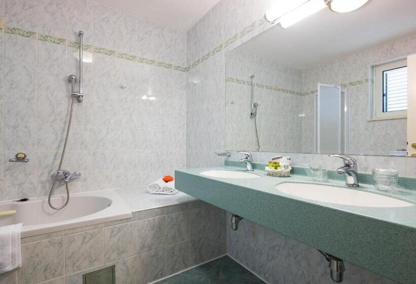 غرفة سوبيريور مطلّة علي البحر مزودة بشُرفة, Villa Bacchus