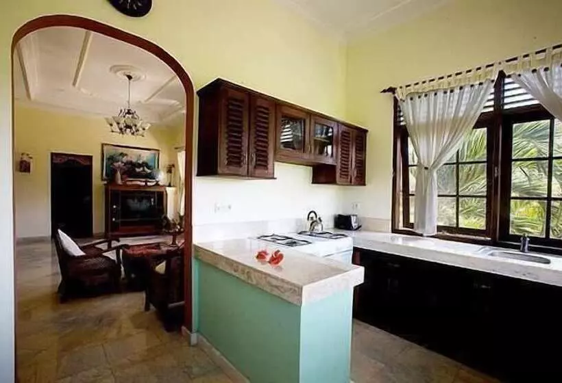 Villa 3 Makuuhuonetta, Apa Kabar Villas
