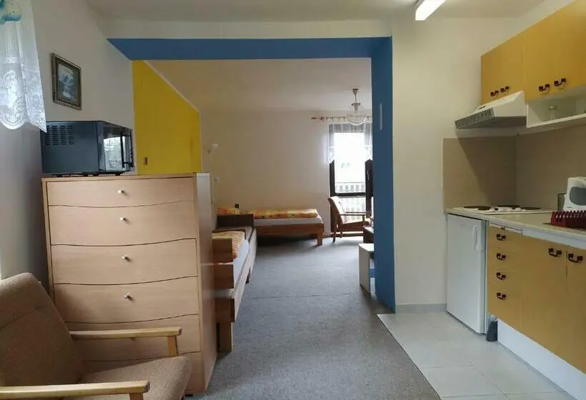 庭の見える１ベッドルームアパートメント, Apartmány Niva