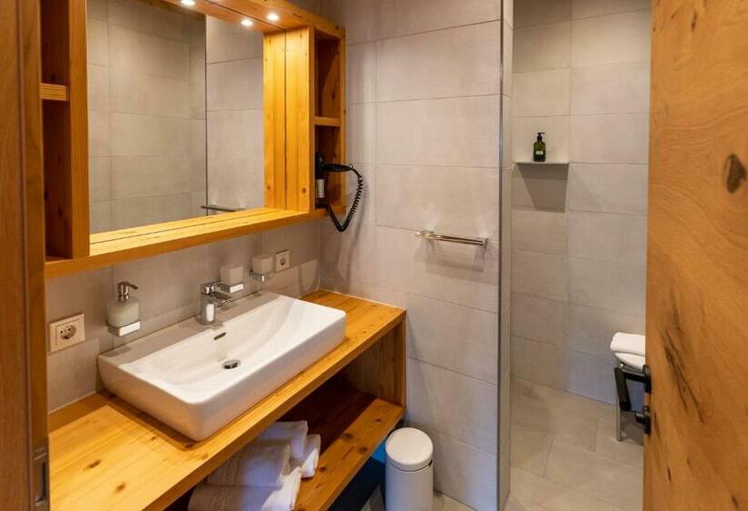 דירת חדר בקומת קרקע, Madlhof