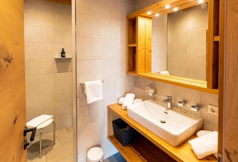 דירת חדר בקומת קרקע, Madlhof