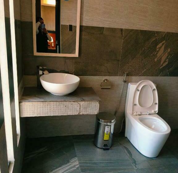 اتاق لوکس با تخت بزرگ, La Gensol Plaza