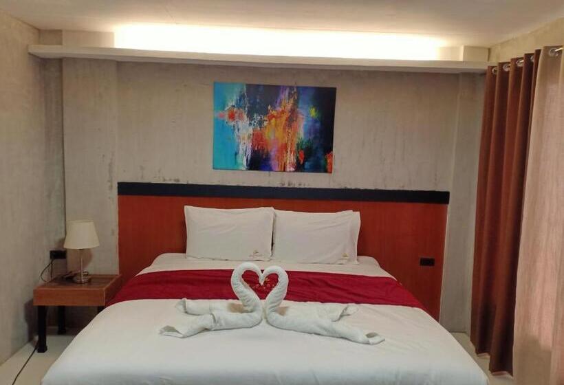 اتاق لوکس با تخت بزرگ, La Gensol Plaza