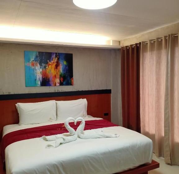 اتاق لوکس با تخت بزرگ, La Gensol Plaza