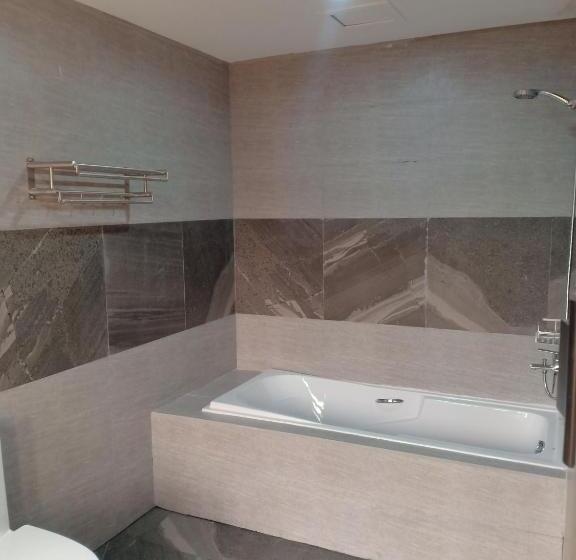 اتاق لوکس با تخت بزرگ, La Gensol Plaza