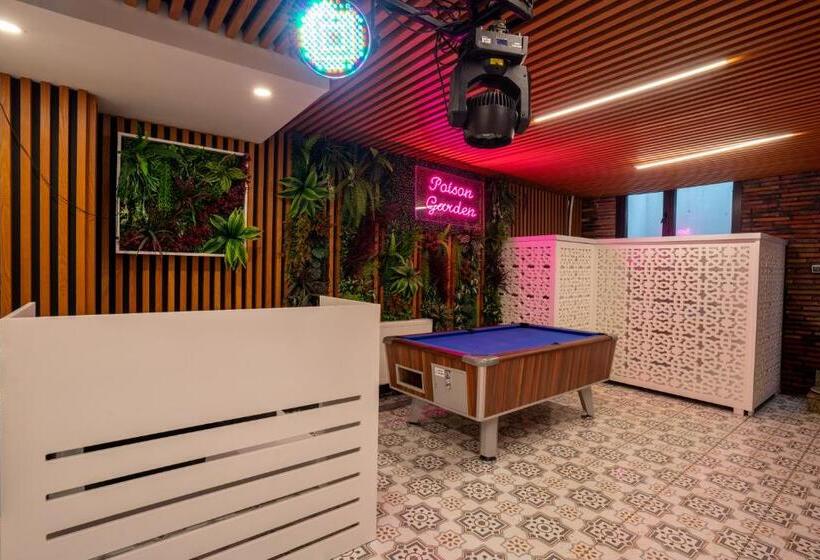 בקתה דלוקס, Poison Garden Sui̇te