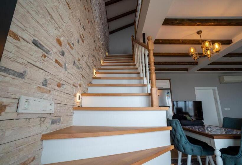 בקתה דלוקס, Poison Garden Sui̇te