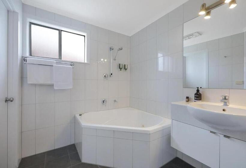 חדק דלוקס עם ג'קוזי, Hamilton Townhouse Motel