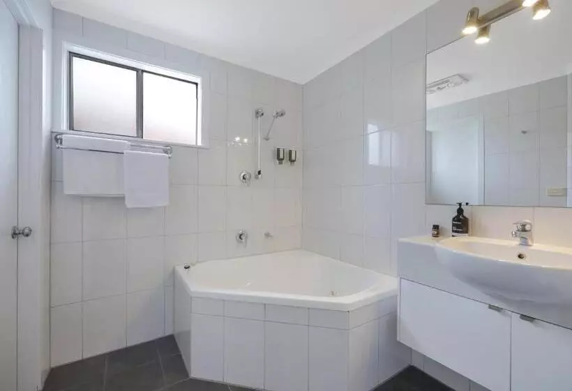 اتاق لوکس با وان آب گرم, Hamilton Townhouse Motel