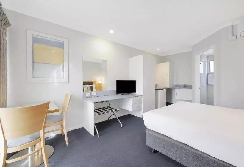 اتاق لوکس با وان آب گرم, Hamilton Townhouse Motel