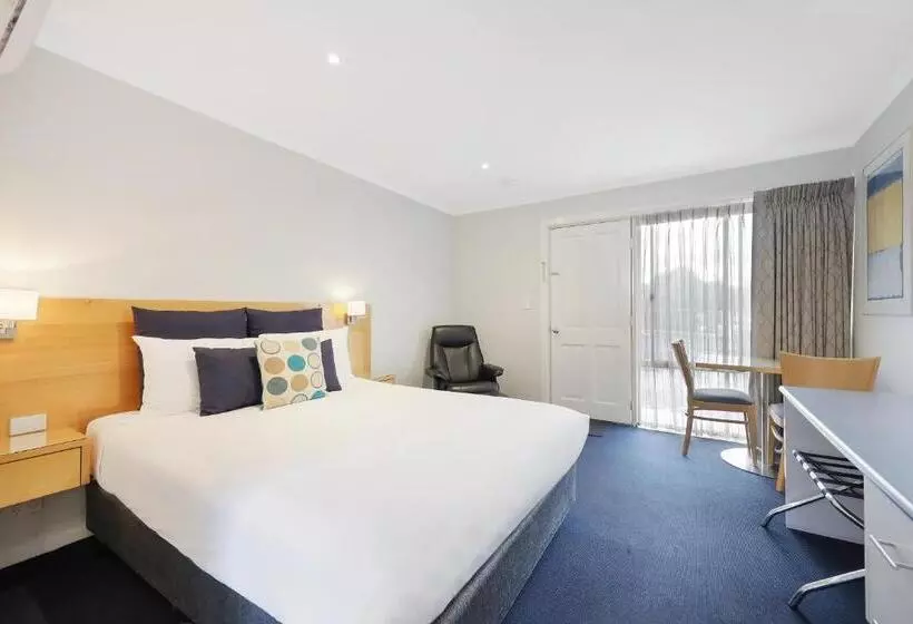 اتاق لوکس با وان آب گرم, Hamilton Townhouse Motel