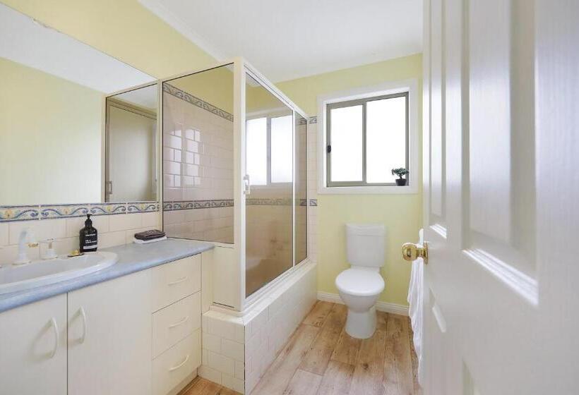 חדר משפחתי, Hamilton Townhouse Motel