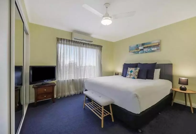 اتاق خانوادگی, Hamilton Townhouse Motel