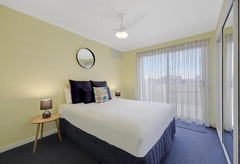 חדר משפחתי, Hamilton Townhouse Motel