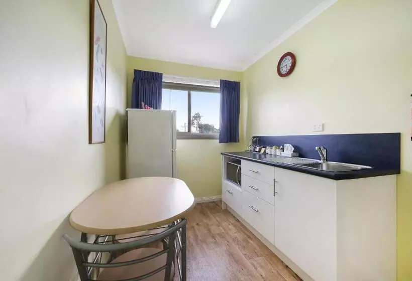 اتاق خانوادگی, Hamilton Townhouse Motel