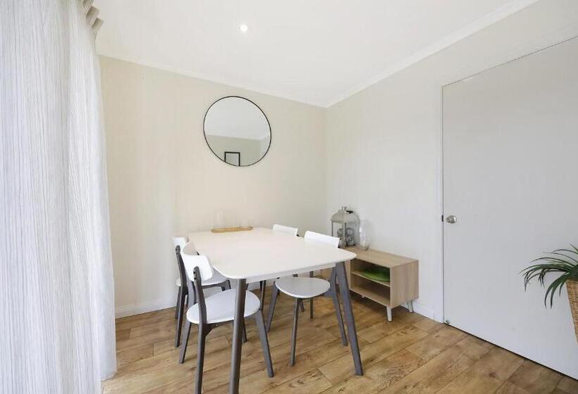 חדר משפחתי, Hamilton Townhouse Motel