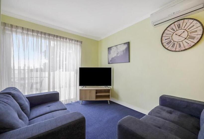 חדר משפחתי, Hamilton Townhouse Motel