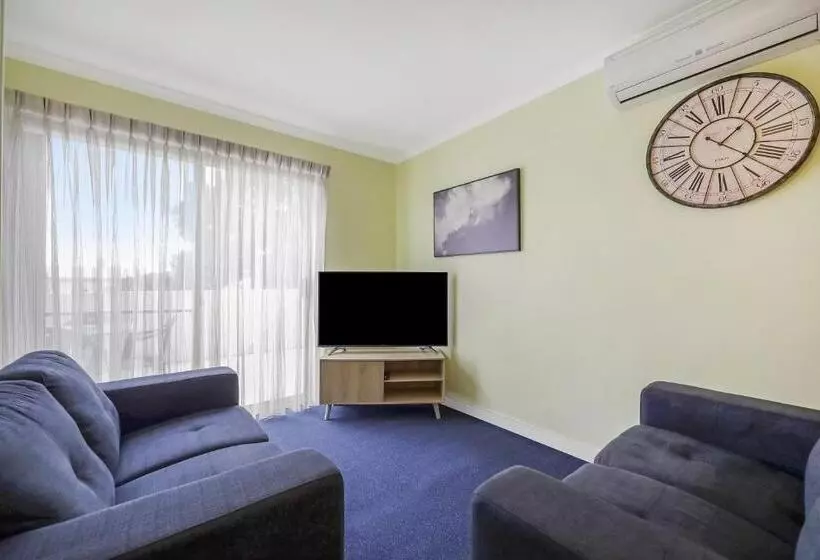 اتاق خانوادگی, Hamilton Townhouse Motel