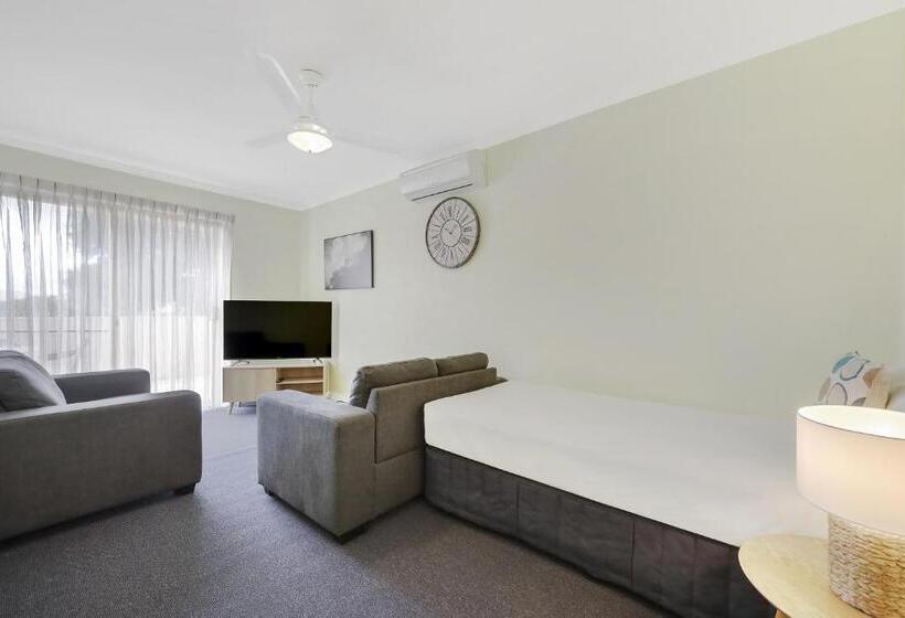 חדר משפחתי, Hamilton Townhouse Motel