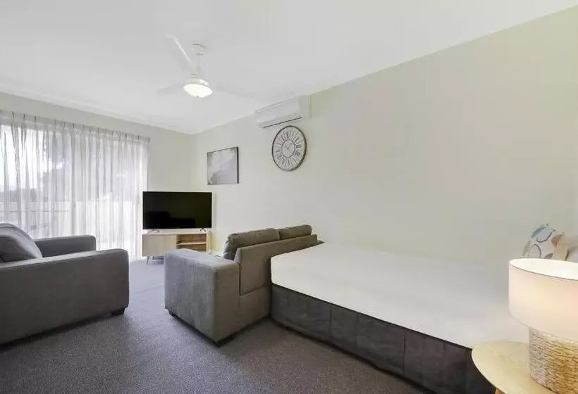 اتاق خانوادگی, Hamilton Townhouse Motel