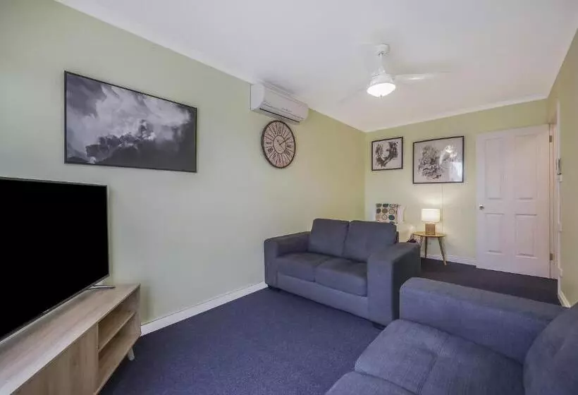 اتاق خانوادگی, Hamilton Townhouse Motel