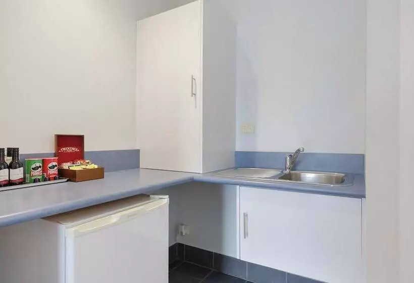 اتاق لوکس با وان آب گرم, Hamilton Townhouse Motel
