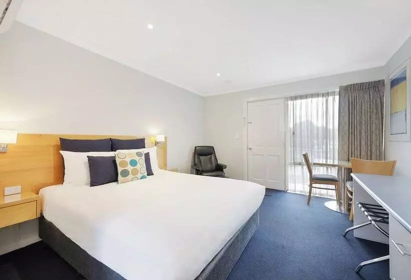 اتاق لوکس با وان آب گرم, Hamilton Townhouse Motel