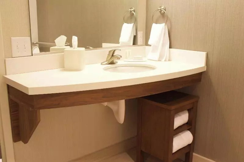 キングサイズベッドのスタンダードルーム, Courtyard By Marriott Asheville Airport
