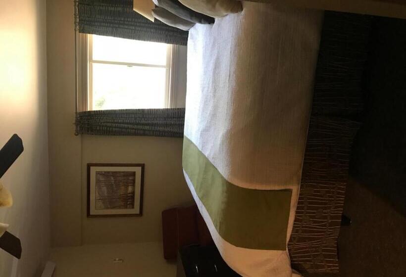 3ベッドルームアパートメント, Falcon Point