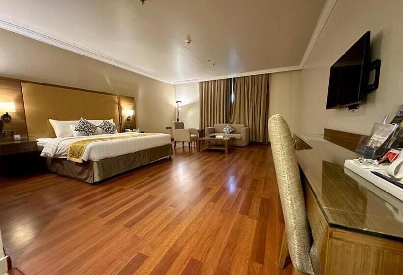 带大床的小型套房, Golden Tulip Hotel Buraidah Al Qassim