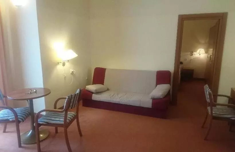 Perhesviitti, Vila Ružica  Glavna Zgrada I Depandanse