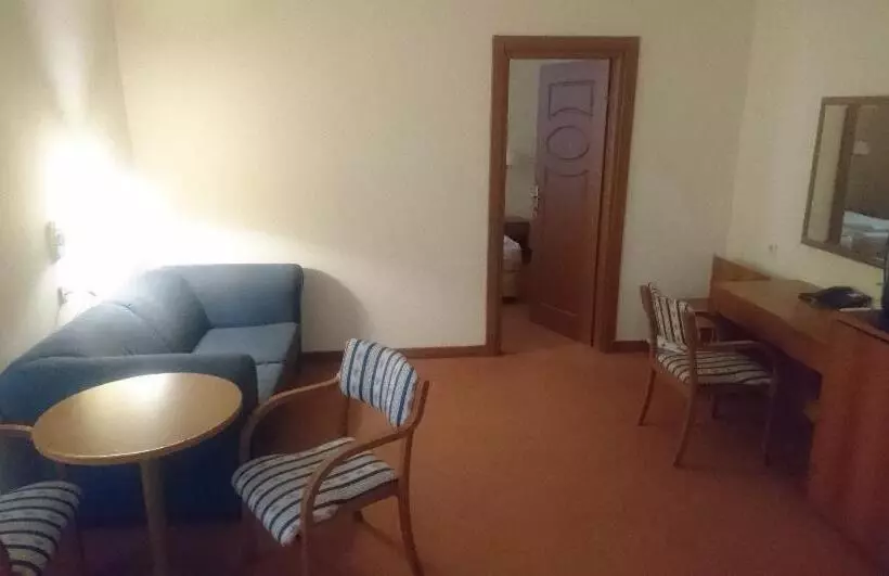 Perhesviitti, Vila Ružica  Glavna Zgrada I Depandanse