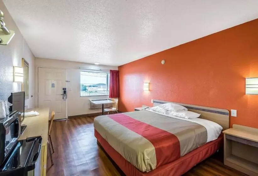 キングサイズベッドのスタンダードルーム, Motel 6 Anniston, Al