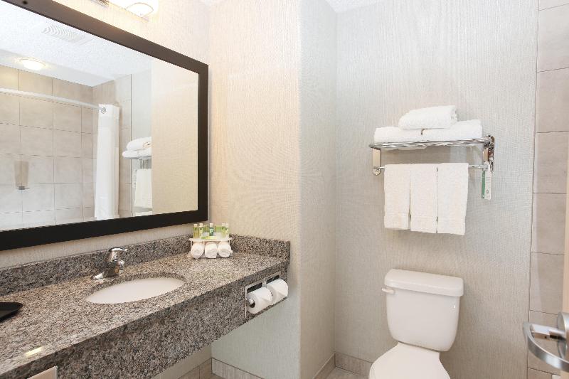 Люкс Кровать Кинг, Holiday Inn Express Fort St John, An Ihg