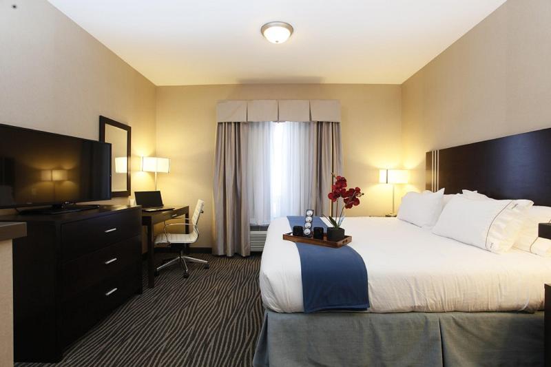 Люкс Кровать Кинг, Holiday Inn Express Fort St John, An Ihg